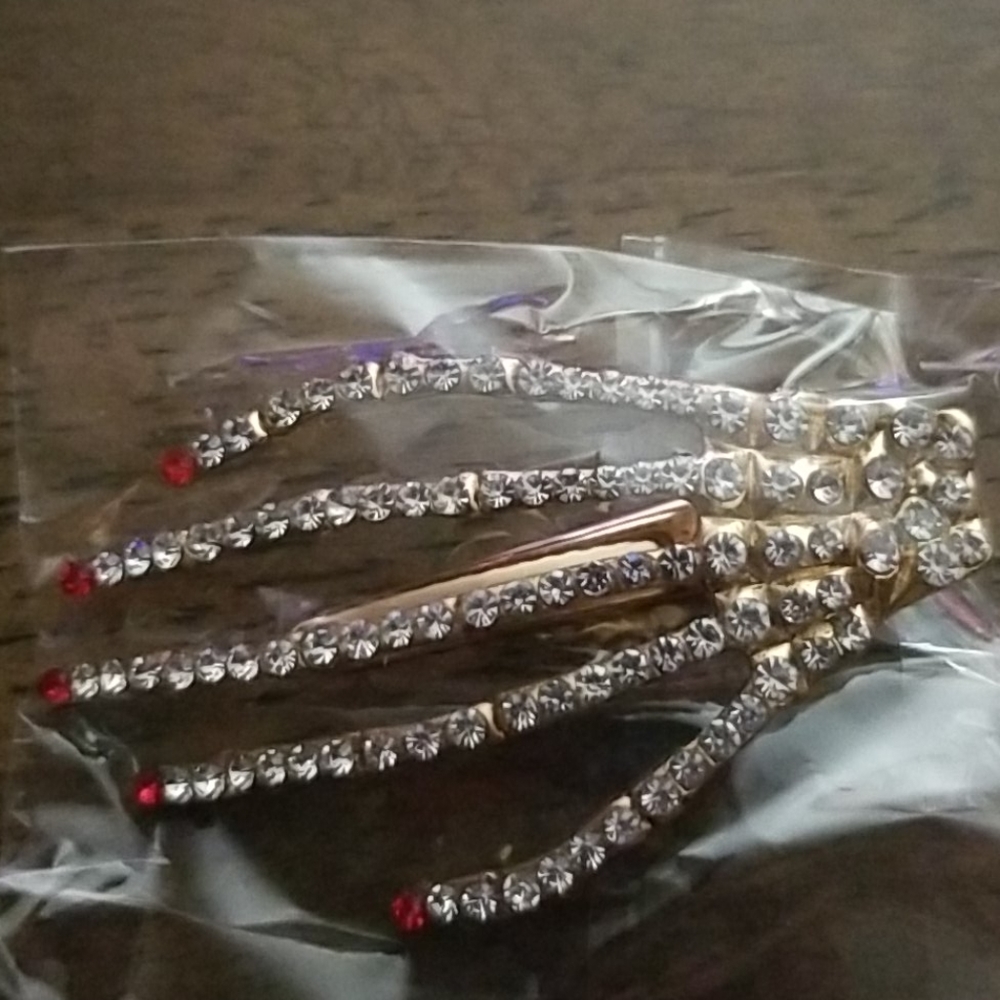 Red fingertips hand hair clip - Picture 4 of 4